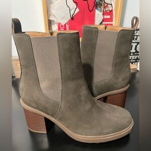 Vionic dark olive truckee mid block heel boot size 7